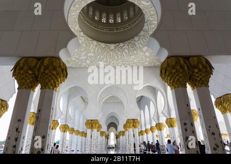 Weiße Marmorbögen und Kuppeln der Scheich Zayed Grand Moschee, Abu Dhabi. Stockfoto