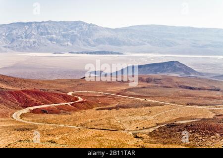 Blick von Kalifornien in das Tal Des Todes in der brennenden Mittagswärme, Nevada, USA Stockfoto