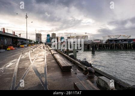 Hafen von Auckland nach Gewitter bei Sonnenuntergang, Neuseeland Stockfoto