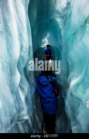 Eiswanderung in einer Gletscherspalte am Franz-Josef-Gletscher, Neuseeland Stockfoto