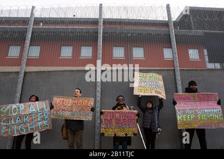 London, Großbritannien. Februar 2020. Aktivisten demonstrieren die Haftanstalt von Side Harmondsworth zur Unterstützung mehrerer Menschen, die die Abschiebung nach Jamaika vergehen. Credit: Thabo Jaiyesimi/Alamy Live News Stockfoto