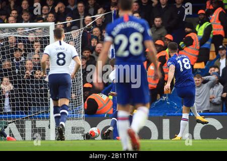 London, Großbritannien. Februar 2020. Olivier Giroud von Chelsea (18) erzielt das erste Tor seiner Mannschaft. Premier League Match, Chelsea gegen Tottenham Hotspur an der Stamford Bridge in London am Samstag, 22. Februar 2020. Dieses Bild darf nur für redaktionelle Zwecke verwendet werden. Nur redaktionelle Nutzung, Lizenz für kommerzielle Nutzung erforderlich. Keine Verwendung bei Wetten, Spielen oder einer einzelnen Club-/Liga-/Spielerpublikationen. PIC von Steffan Bowen/ Credit: Andrew Orchard Sportfotografie/Alamy Live News Stockfoto