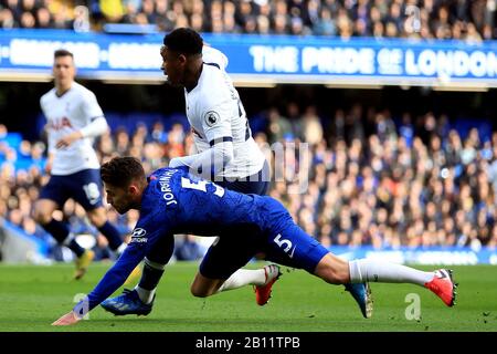 London, Großbritannien. Februar 2020. Jorginho von Chelsea wird von Steven Bergwijn von Tottenham Hotspur gefoult. Premier League Match, Chelsea gegen Tottenham Hotspur an der Stamford Bridge in London am Samstag, 22. Februar 2020. Dieses Bild darf nur für redaktionelle Zwecke verwendet werden. Nur redaktionelle Nutzung, Lizenz für kommerzielle Nutzung erforderlich. Keine Verwendung bei Wetten, Spielen oder einer einzelnen Club-/Liga-/Spielerpublikationen. PIC von Steffan Bowen/ Credit: Andrew Orchard Sportfotografie/Alamy Live News Stockfoto