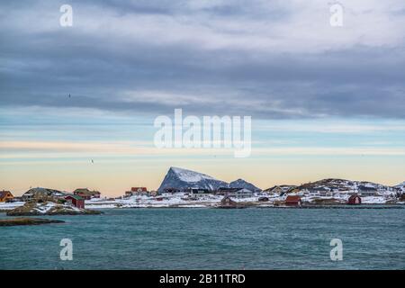 Küstenlandschaft auf der Insel Sommarøy mit Blick auf die Insel Håja, Norwegen Stockfoto