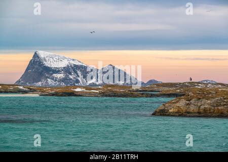 Küstenlandschaft auf der Insel Sommarøy mit Blick auf die Insel Håja, Norwegen Stockfoto