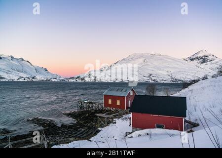 Sonnenaufgang im Kaldfjord bei Tromsø auf der Insel Kvaløya, Norwegen Stockfoto