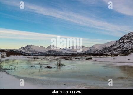 Küstenlandschaft auf der Insel Kvaløya bei Sandvika, Norwegen Stockfoto