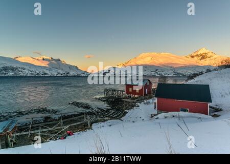 Sonnenaufgang im Kaldfjord bei Tromsø auf der Insel Kvaløya, Norwegen Stockfoto