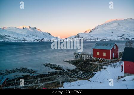 Sonnenaufgang im Kaldfjord bei Tromsø auf der Insel Kvaløya, Norwegen Stockfoto