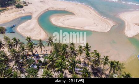 Flussmündung Ao Khao Lak Beach in Thailand Stockfoto