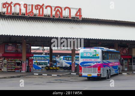 Bangkok, THAILAND - 14. DEZEMBER 2018: Intercity-Bus Volvo B11R am vierten Bahnsteig des Busterminals Mo Chit Stockfoto