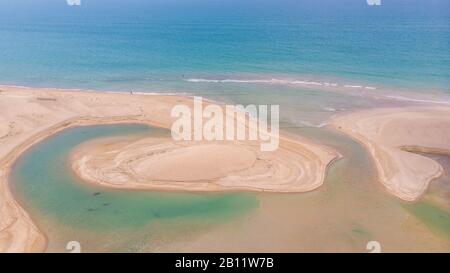 Lagune, Sandbank und Strand an der Mündung eines Flusses in Khao Lak Stockfoto