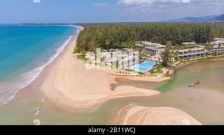 Luftansicht des Khao Lak Beach in Thailand und des Khao Lak Devasom Hotel Stockfoto