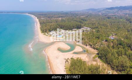 Luftansicht des Khao Lak Beach in Thailand und des Khao Lak Devasom Hotel Stockfoto