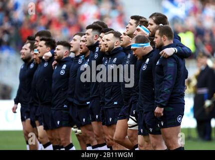 Schottische Spieler singen die Nationalhymne vor dem Guinness Six Nations Match im Stadio Olympico, Rom. Stockfoto