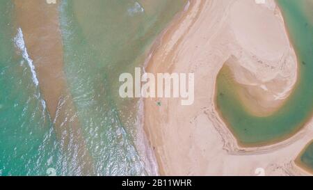 Lagune, Sandbank und Strand an der Mündung eines Flusses in Khao Lak Stockfoto