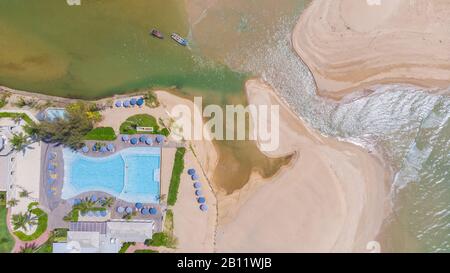 Luftansicht des Khao Lak Beach in Thailand und des Khao Lak Devasom Hotel Stockfoto