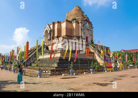 Chiang MAY, THAILAND - 21. DEZEMBER 2018: Touristenmädchen fotografiert riesige ruinierte Stupa des buddhistischen Tempels Wat Chedi Luang Stockfoto