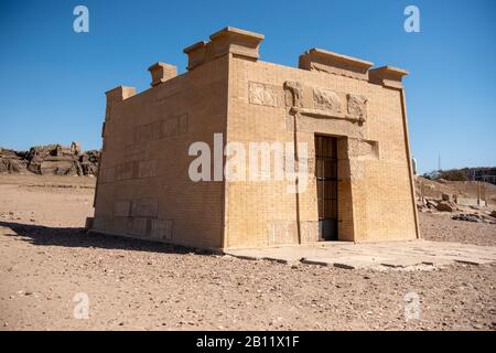 Altägyptisches Grab mit hieroglyphischen Zeichnungen, Basreliefen mit Bildern von Menschen, Königen, Pharaonen, Göttern und Schildern an einer Steinmauer in Assuan Stockfoto