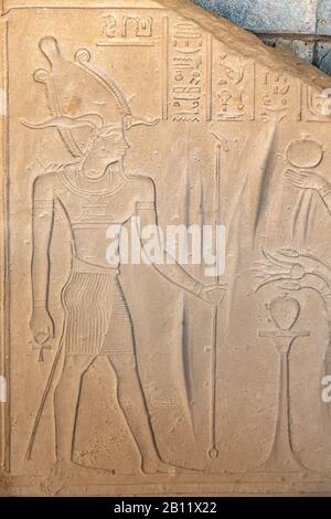 Altägyptische hieroglyphische Zeichnungen, Basreliefe mit Bildern von Menschen, Königen, Pharaonen, Göttern und Schildern an einer Steinmauer in Assuan