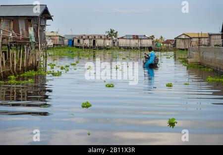 Bewohner des schwimmenden Dorfes Ganvié, Benin, Afrika Stockfoto