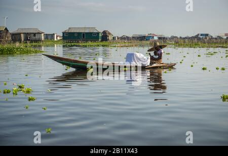 Bewohner des schwimmenden Dorfes Ganvié, Benin, Afrika Stockfoto