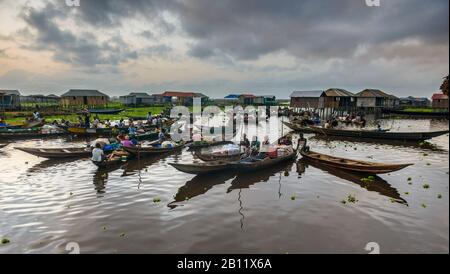 Bewohner des schwimmenden Dorfes Ganvié, Benin, Afrika Stockfoto