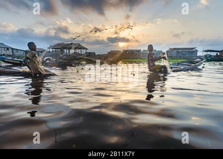 Bewohner des schwimmenden Dorfes Ganvié, Benin, Afrika Stockfoto