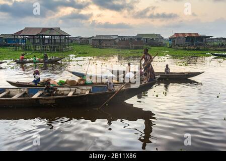 Bewohner des schwimmenden Dorfes Ganvié, Benin, Afrika Stockfoto