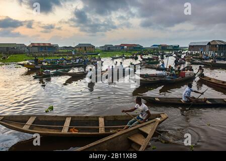 Bewohner des schwimmenden Dorfes Ganvié, Benin, Afrika Stockfoto