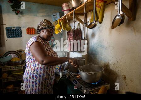 Frau, die in der Küche kocht, ländliches Leben in Kamerun, Afrika Stockfoto