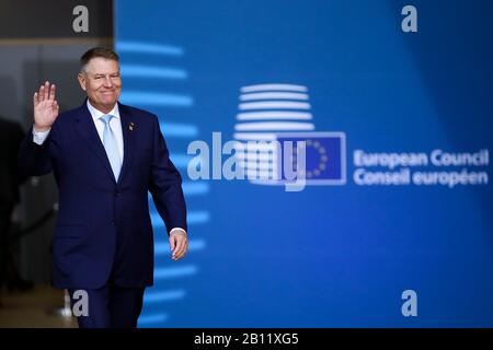 Brüssel, Belgien. Februar 2020. Der rumänische Präsident Klaus Iohannis trifft zum zweiten Tag einer Sondersitzung des Europäischen Rates am Sitz der EU in Brüssel, Belgien, 21. Februar 2020 ein. Die zweitägige Sondersitzung des Europäischen Rates rief dazu auf, den nächsten Siebenjahreshaushalt freitagabend in Sackgasse zu setzen, nachdem 27 Mitgliedsstaaten keine gemeinsame Basis gefunden hatten. Credit: Zhang Cheng/Xinhua/Alamy Live News Stockfoto