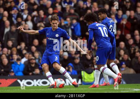 London, Großbritannien. Februar 2020. Marcus Alonso aus Chelsea (L) schießt auf Tor. Premier League Match, Chelsea gegen Tottenham Hotspur an der Stamford Bridge in London am Samstag, 22. Februar 2020. Dieses Bild darf nur für redaktionelle Zwecke verwendet werden. Nur redaktionelle Nutzung, Lizenz für kommerzielle Nutzung erforderlich. Keine Verwendung bei Wetten, Spielen oder einer einzelnen Club-/Liga-/Spielerpublikationen. PIC von Steffan Bowen/ Credit: Andrew Orchard Sportfotografie/Alamy Live News Stockfoto