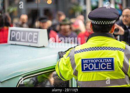 Polizeischild auf einem Austin-Patrouille-Auto.Vintage Polizeiwagen Oberlichter.AUSTIN1300 Polizei-Panda-Auto Stockfoto