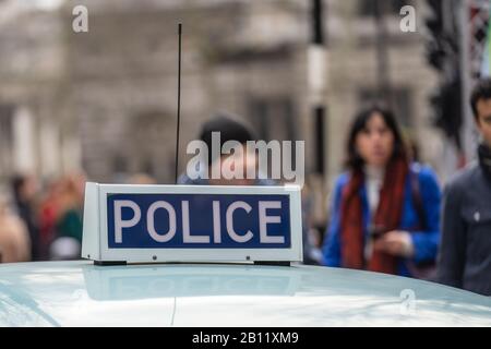 Polizeischild auf einem Austin-Patrouille-Auto.Vintage Polizeiwagen Oberlichter.AUSTIN1300 Polizei-Panda-Auto Stockfoto