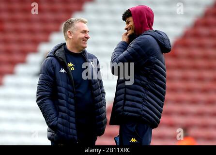 Aston Villa Manager Dean Smith (links) spricht vor Beginn des Premier-League-Spiels in St Mary's Southampton mit Tyrone Mings. Stockfoto