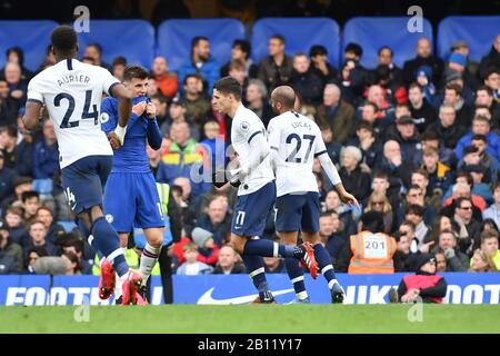 London, Großbritannien. Februar 2020. Erik Lamela von Tottenham feiert, nachdem er mit Lucas Moura von Tottenham beim Premier-League-Spiel zwischen Chelsea und Tottenham Hotspur an der Stamford Bridge, London am Samstag, den 22. Februar 2020, das erste Tor seiner Mannschaft erzielt hatte. (Kredit: Ivan Yordanov/MI News)Foto darf nur für redaktionelle Zwecke in Zeitungen und/oder Zeitschriften verwendet werden, Lizenz für kommerzielle Nutzung erforderlich Kredit: MI News & Sport /Alamy Live News Stockfoto