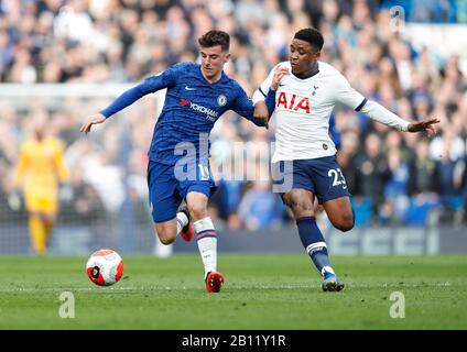 London, Großbritannien. Februar 2020. Chelseas Mason Mount (L) spielt mit Steven Bergwijn von Tottenham Hotspur während des Premier League London Derby-Spiels zwischen Chelsea und Tottenham Hotspur im Stamford Bridge Stadium in London, Großbritannien am 22. Februar 2020. Credit: Han Yan/Xinhua/Alamy Live News Stockfoto