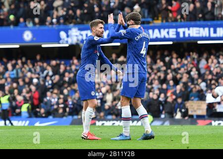 London, Großbritannien. Februar 2020. Jorginho vom FC Chelsea gratuliert Andreas Christensen vom FC Chelsea während des Premier-League-Spiels zwischen Chelsea und Tottenham Hotspur an der Stamford Bridge, London am Samstag, 22. Februar 2020. (Kredit: Ivan Yordanov/MI News)Foto darf nur für redaktionelle Zwecke in Zeitungen und/oder Zeitschriften verwendet werden, Lizenz für kommerzielle Nutzung erforderlich Kredit: MI News & Sport /Alamy Live News Stockfoto