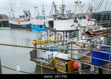 Im Hafen von Padstow in Cornwall, Großbritannien, moorierten Angel- und Trawler-Boote Stockfoto