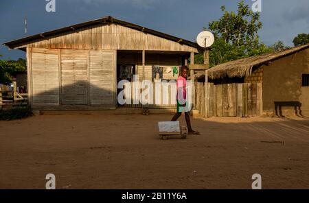 Bantu Kinder- und hausgemachtes Spielzeug, Bayanga, Zentralafrikanische Republik, Afrika Stockfoto