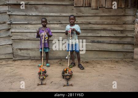 Bantu-Kinder und hausgemachtes Spielzeug, Bayanga, Zentralafrikanische Republik, Afrika Stockfoto