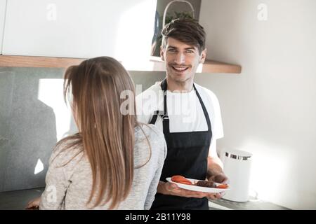 Nahaufnahme: Junges Paar am Morgen in der Küche Stockfoto
