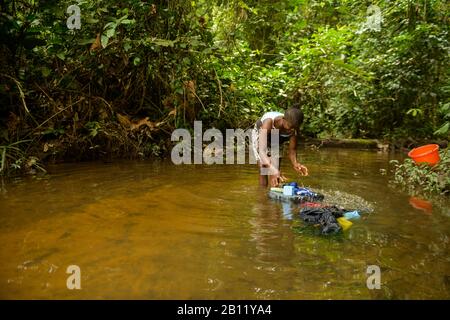 Frauen waschen Kleidung, Demokratische Republik Kongo, Afrika Stockfoto