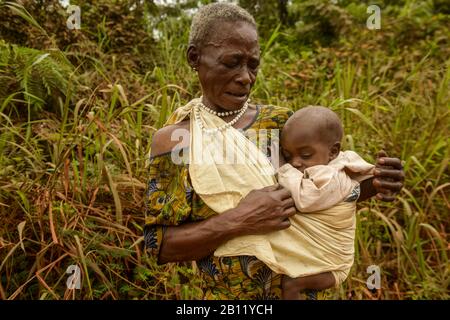 Ältere Frau mit Baby am Arm aus der Region des äquatorialen Regenwaldes, Gabun, Zentralafrika Stockfoto