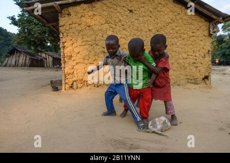 Kinder spielen Fußball, Demokratische Republik Kongo, Afrika Stockfoto