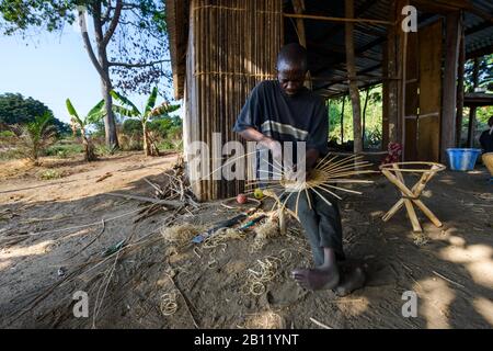 Korbmacher, Demokratische Republik Kongo, Afrika Stockfoto