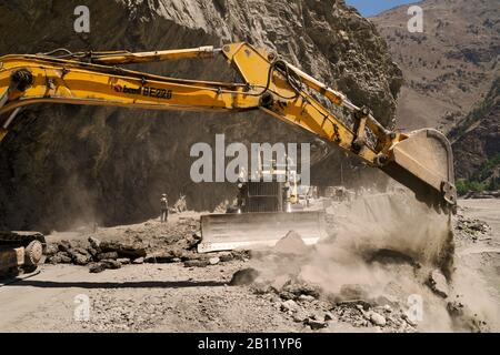 Bau und Reparatur der Hauptfernstraße mit schweren Maschinen zwischen Kalpa und Nako in Himachal Pradesh, Indien. Stockfoto