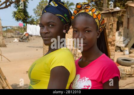 Angolanische Frauen in einem Dorf in der Provinz Zaire, in der Provinz, in der Provinz von Afrika Stockfoto