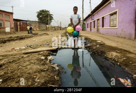 Lebt in Bairro Rangel, einem Museq, einem Slum von Luanda, in angolanischer, afrikanischer Region Stockfoto